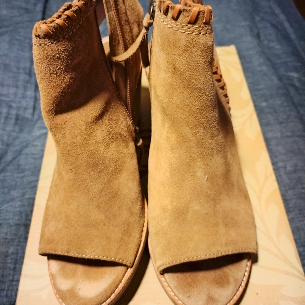 Söfft Maleigha tan suede open toe side zip bootie